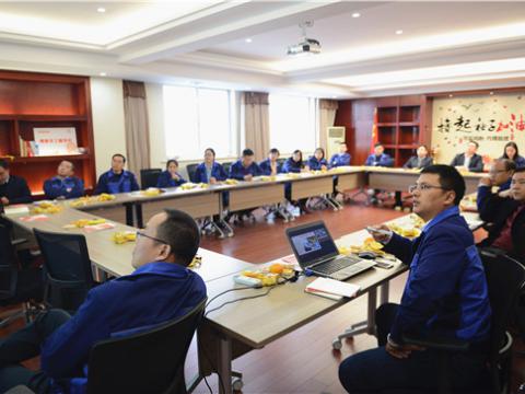 深学细悟传递思想力量 ——冰球突破集团党总支发展进建十九大心灵 