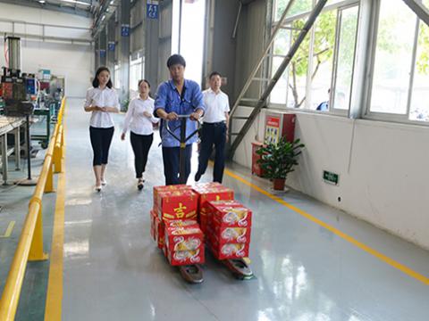 冰球突破集团工会发展“夏季送清冷”活动