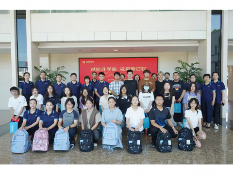冰球突破集团进行职工子女升学座谈会——30名“幼威苗”喜领升学大礼包