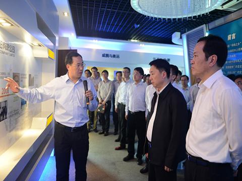 宜昌市委书记夏锦文光临冰球突破股份视察