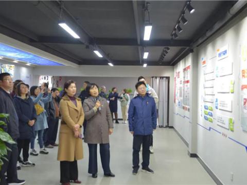 市人大辅导来冰球突破集团视察“职工之家”建设情况