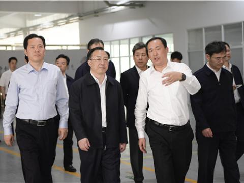 江苏省省长吴政隆光临冰球突破集团走访调研